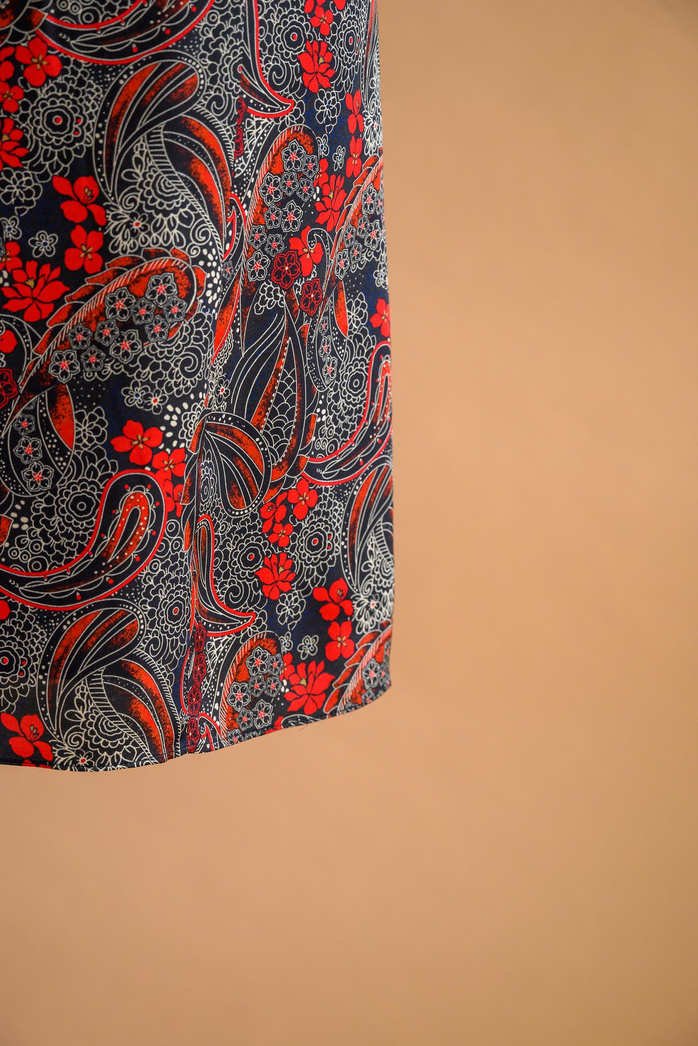 Robe satin paisley rouge