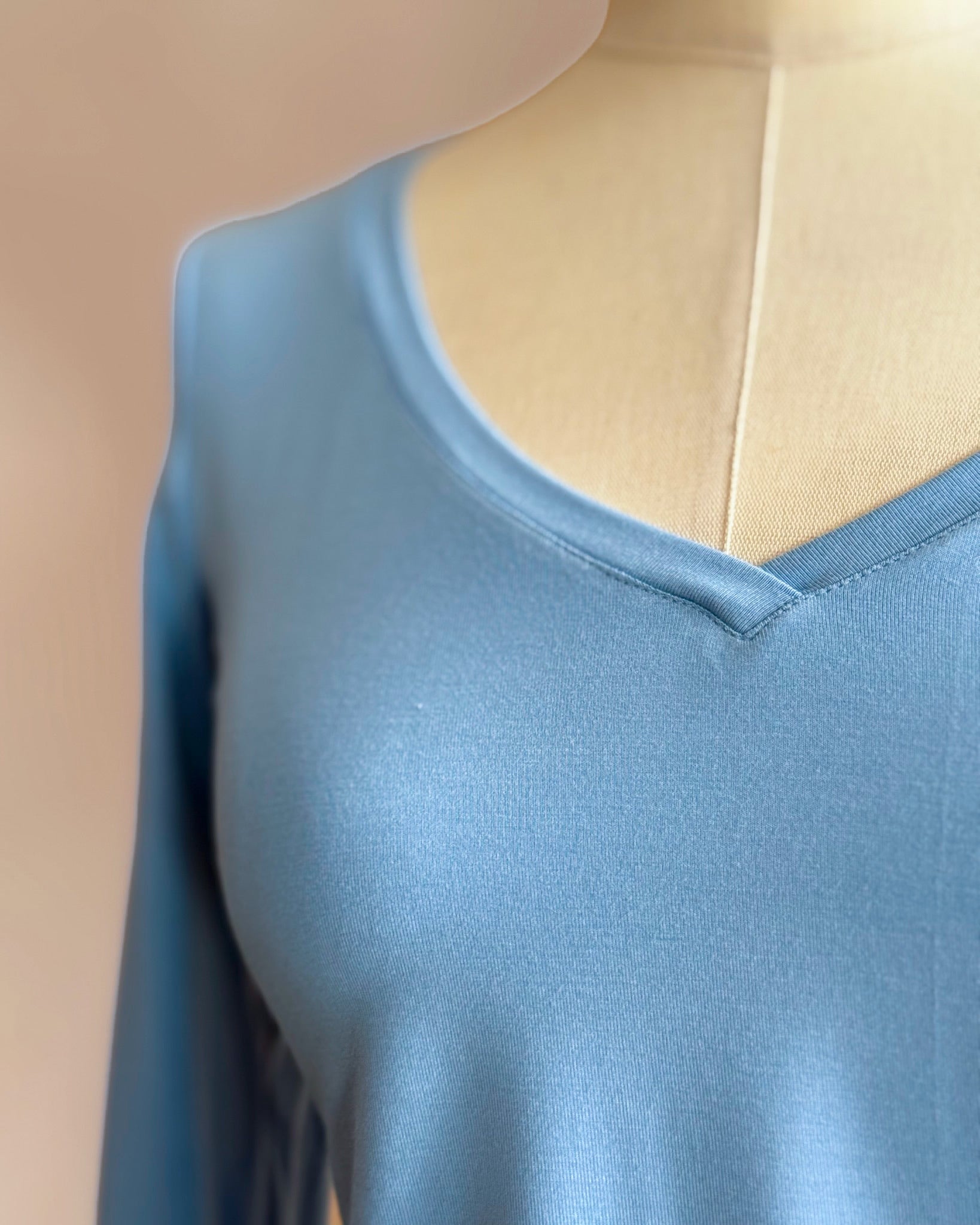 Pull en tricot bleu 1235 - Atelier Boutique Isabelle Elie