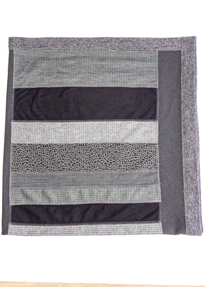 Châle ou Jeté rectangulaire en tricot de laine grise patchwork - Atelier Boutique Isabelle Elie